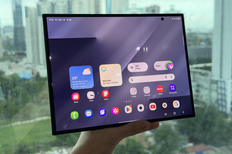 Samsung Galaxy Trifold menawarkan layar berukuran 10 inci dengan panel Dynamic AMOLED 3x QXGA+, refresh rate 120 Hz, dan brightness yang mentok di angka 1.600 nits. Sementara itu, layar depannya memiliki spesifikasi yang sama, tetapi menawarkan ukuran lebih kecil, yakni 6,5 inci dan brightness-nya di 2.600 nits.