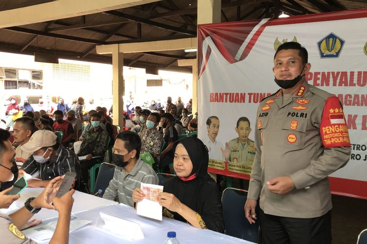 Kapolres Metro Jakarta Selatan, Kombes Pol Azis Andriansyah meninjau kegiatan penyaluran bantuan  Bantuan Tunai untuk Pedagang Kaki Lima dan Warung (BTPKLW) di Mapolres Metro Jakarta Selatan, Rabu (13/10/2021).