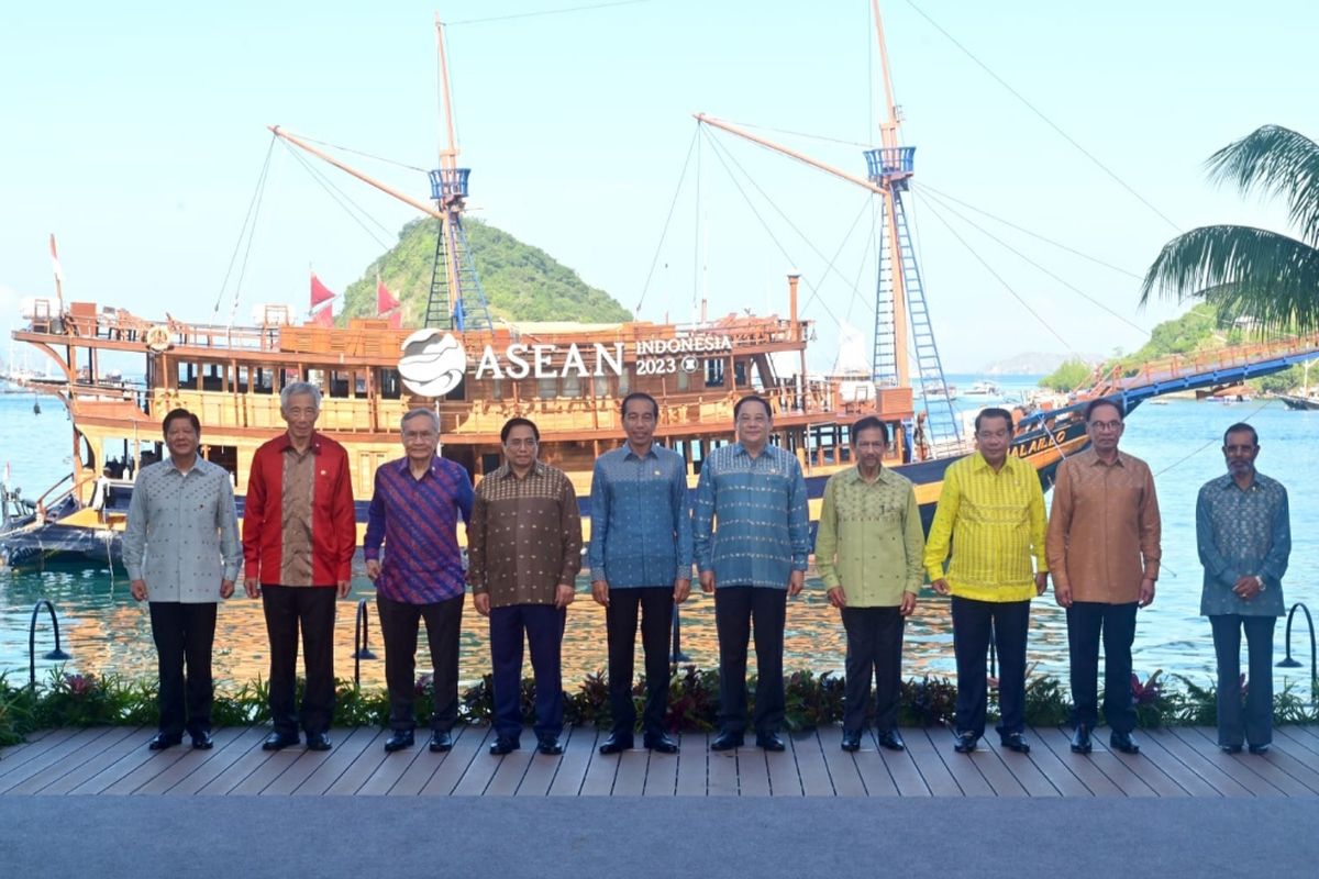 Presiden Joko Widodo dan para pemimpin ASEAN yang mengenakan kemeja dari kain songke berfoto bersama di Labuan Bajo, NTT, pada Kamis (11/5/2023). 