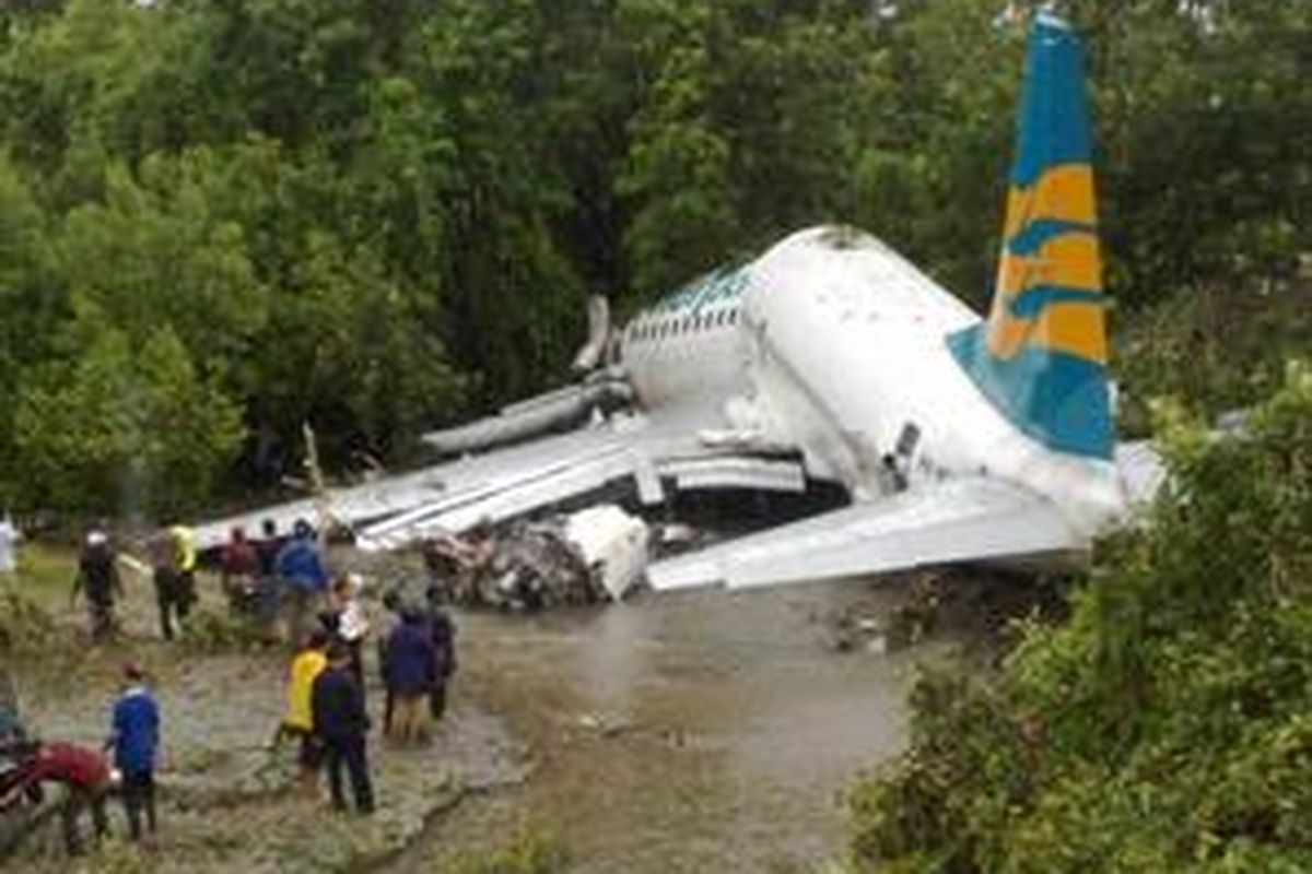 Pesawat Merpati 737-300, selasa (13/4), tergelincir dan masuk ke sungai dekat Bandara Manokwari Papua Barat. Tampak kondisi pesawat. Belasan penumpang dari Jakarta, Yogya, Makassar, Sorong, tujuan Manokwari itu dikabarkan luka-luka.