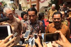 Jokowi: Silakan, Jauh-jauh Datang ke Klewer Kok Enggak Belanja...