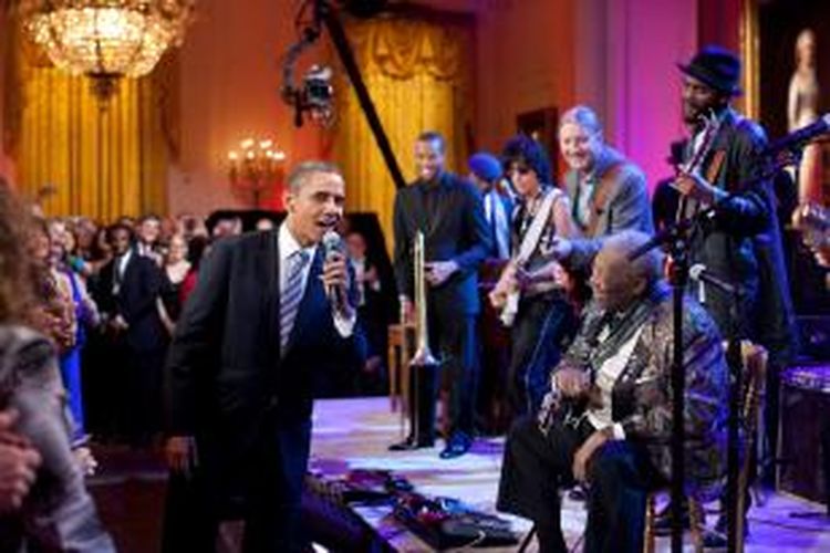 Presiden AS Barack Obama saat bernyanyi bersama gitaris blues BB King di tahun 2012