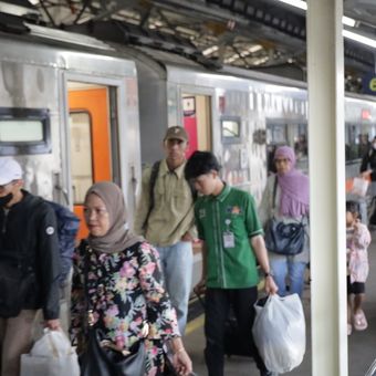 okupansi keberangkatan penumpang kereta api di Daop 2 bandung, H-1 Hari Raya Idul Adha, Selasa (26/5/2026) capai 102 persen.