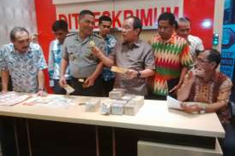 Emas dan uang palsu diserahkan sebagai barang bukti ke Polda Jatim.