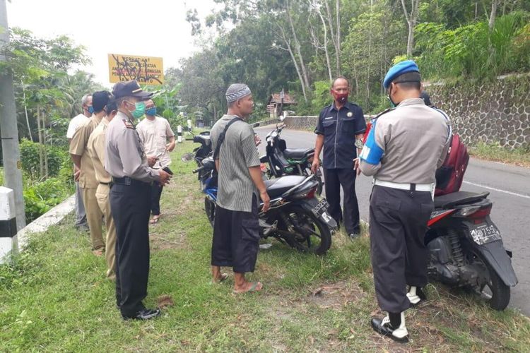 Polisi menyelidiki kasus perampokan di Jalan Umum Pengkol, Gulurejo. Jalan ini di sekitaran tanjakan. Seorang perempuan warga Lendah yang baru saja mengambil uang dari koperasi jadi korban. Uang Rp 14,6 juta dibawa kabur begal.