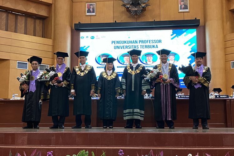 Pengukuhan empat guru besar baru UT untuk FKIP dan FE dilaksanakan secara hibrid di Universitas Terbuka Convention Center, Tangerang Selatan pada 8 Agustus 2022.