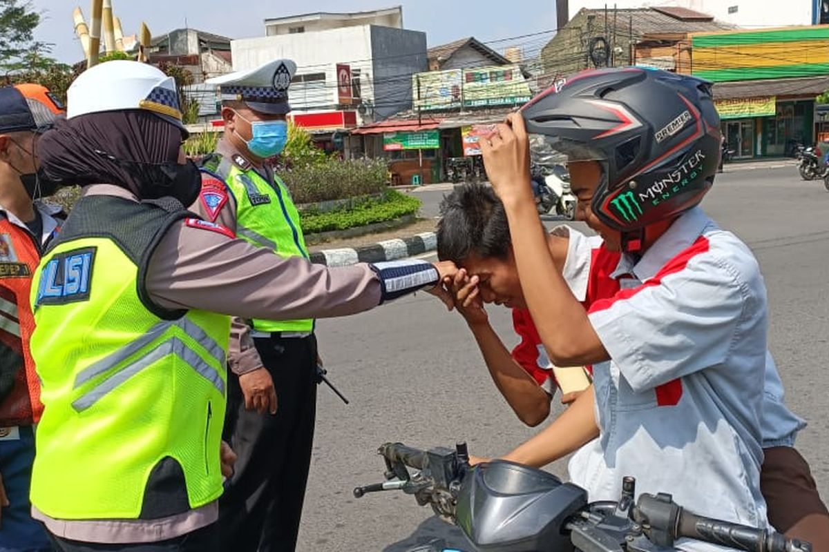 Dua pelajar SMK yang terjaring dalam Operasi Zebra hari kedua di Jalan Ir Juanda, Bekasi Timur, Kota Bekasi, Selasa (4/10/2022) pagi. Dua pelajar yang terjaring itu langsung meminta maaf ke polisi usai salah satu dari mereka tidak mengenakan helm.