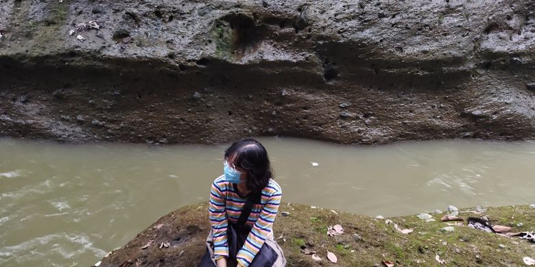Seorang wisatawan sedang berada di salah satu titik Sungai Ciliwung yang memiliki pesona indah, lengkap dengan pepohona rindang, serta rerumputan dan semak belukar yang masih hijau dan asri, Kota Bogor, Senin (24/5/2021).
