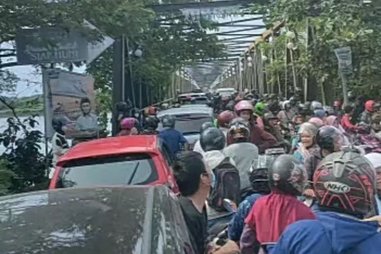 Tiap hari selama bertahun-tahun terjadi kemacetan di Jembatan Barombong. Pasalnya, Jembatan Barombong yang berukuran kecil dan panjang ini merupakan jalan trans Sulsel yang menghubungkan Kota Makassar-Kabupaten Gowa dan Takalar.