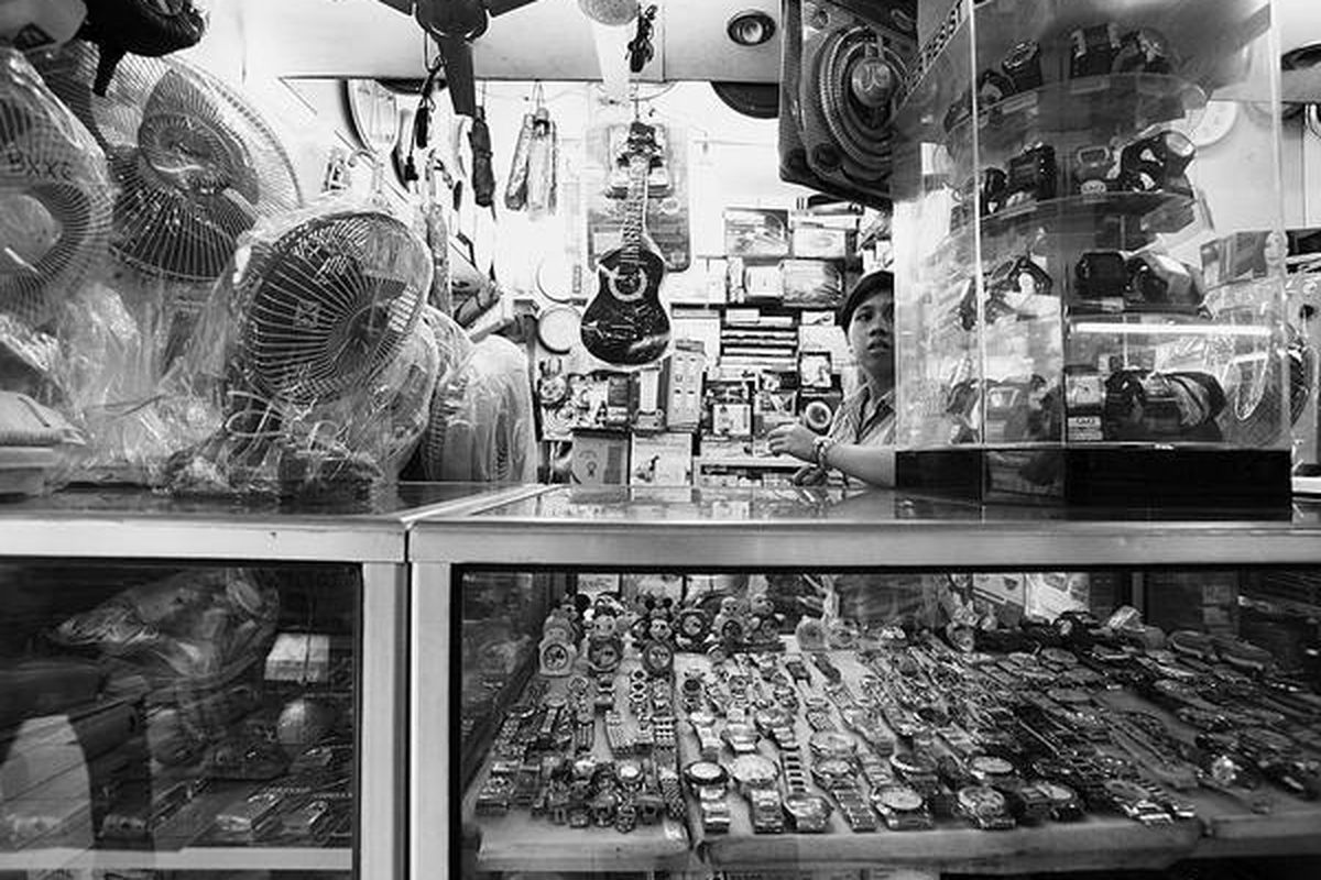 Jam tangan dan produk elektronik dari China bercampur dengan produk sejenis buatan lokal di Pasar Kebayoran Lama, Jakarta, Selasa (2/2). Barang-barang buatan China - mulai dari mainan anak, pakaian, alas kaki, barang elektronik, hingga mebel - membanjiri pasar tradisional hingga pusat perbelanjaan modern dengan harga yang kompetitif.