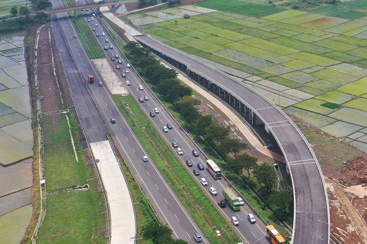 Foto udara sejumlah kendaraan melintas di jalan Tol Cikopo-Palimanan, Jawa Barat, Rabu (27/4/2022). Memasuki H-5 lebaran 2022 volume jumlah kendaraan mengalami peningkatan yang signifikan di jalan tol Cikopo-Palimanan yang mengakibatkan kemacetan pada sejumlah ruas jalan utama tol karena antrean kendaraan yang akan masuk rest area.