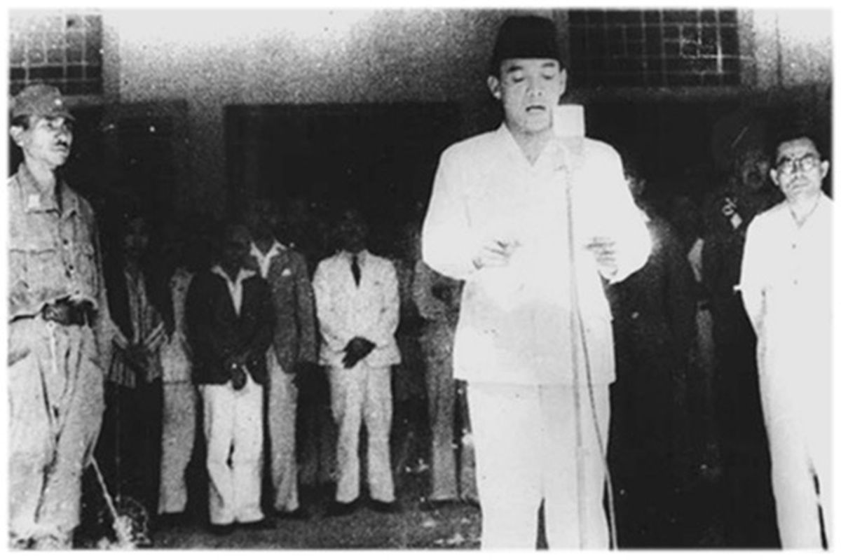 Pembacaan Teks Proklamasi Kemerdekaan Indonesia oleh Soekarno pada 17 Agustus 1945.