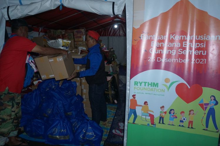 Bantuan yang diberikan berupa makanan siap santap dan didistribusikan pada warga yang tinggal sementara di tenda-tenda pengungsian.