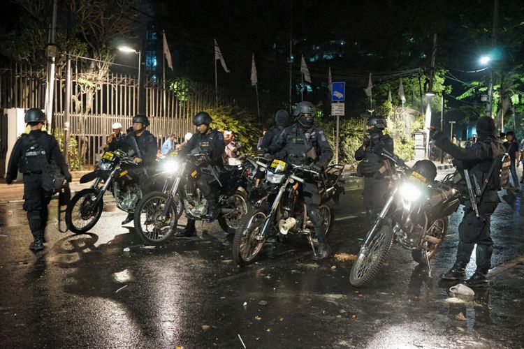 Pasukan Brimob yang menghalau massa pengepung kantor YLBHI, Senin (18/9/2017) dini hari.