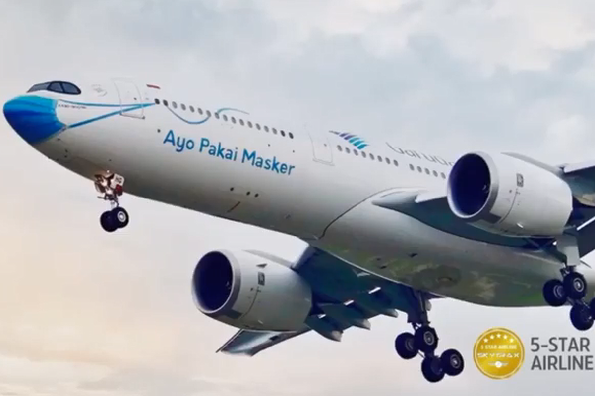 Tangkapan layar pesawat maskapai penerbangan Garuda Indonesia menggunakan masker, Selasa (13/10/2020).