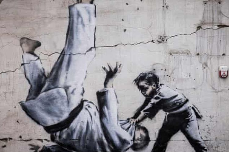 Karya seni Banksy di Ukraina.
