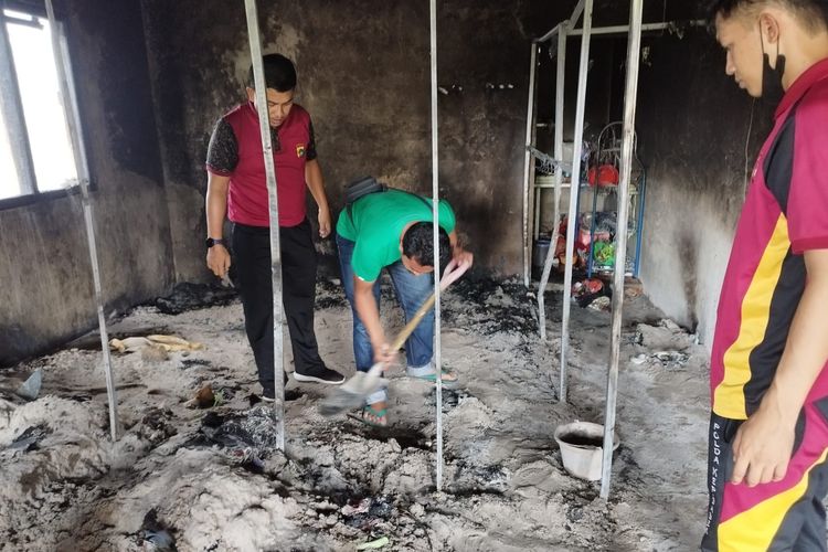 Sisa puing kebakaran rumah kontrakan di Desa Kaung, Jebus, Bangka Barat, Kepulauan Bangka Belitung, Minggu (15/10/2023).
