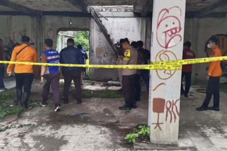 Tempat ditemukanya korban diduga bunuh diri di Surabaya, Kamis (11/1/2024).
