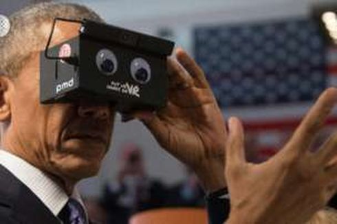 Lucunya Obama Saat Jajal Kacamata VR