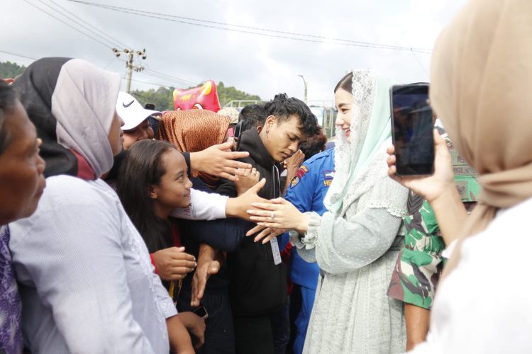 Ketua Tim Penggerak Pembinaan Kesejahteraan Keluarga (TP-PKK) Kabupaten Trenggalek Novita Hardini menghadiri penutupan acara Labuh Laut Teluk Prigi 2023 atau Sedekah Laut di Kecamatan Watulimo, Trenggalek, Minggu (4/6/2023).