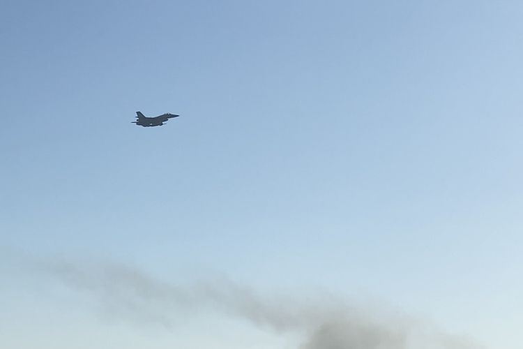 Jet tempur F-16 milik TNI AU menjelang pendaratan di Pantai Banongan, Situbondo, Jawa Timur, Minggu (10/9/2023), dalam latihan Super Garuda Shield 2023