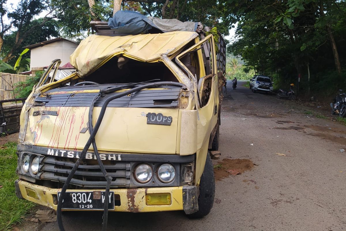 Penampakan truk yang terlibat kecelakaan maut rombongan peziarah di Jalan Raya Saguling, Kabupaten Bandung Barat (KBB), Jawa Barat pada Jumat (26/1/2024).