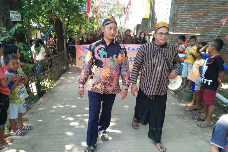 Tradisi Kirab Gunungan digelar di Dukuh Sidialit, Desa Kendengsidialit, Kecamatan Welahan, Kabupaten Jepara, Jawa Tengah, Senin (31/7/2017).