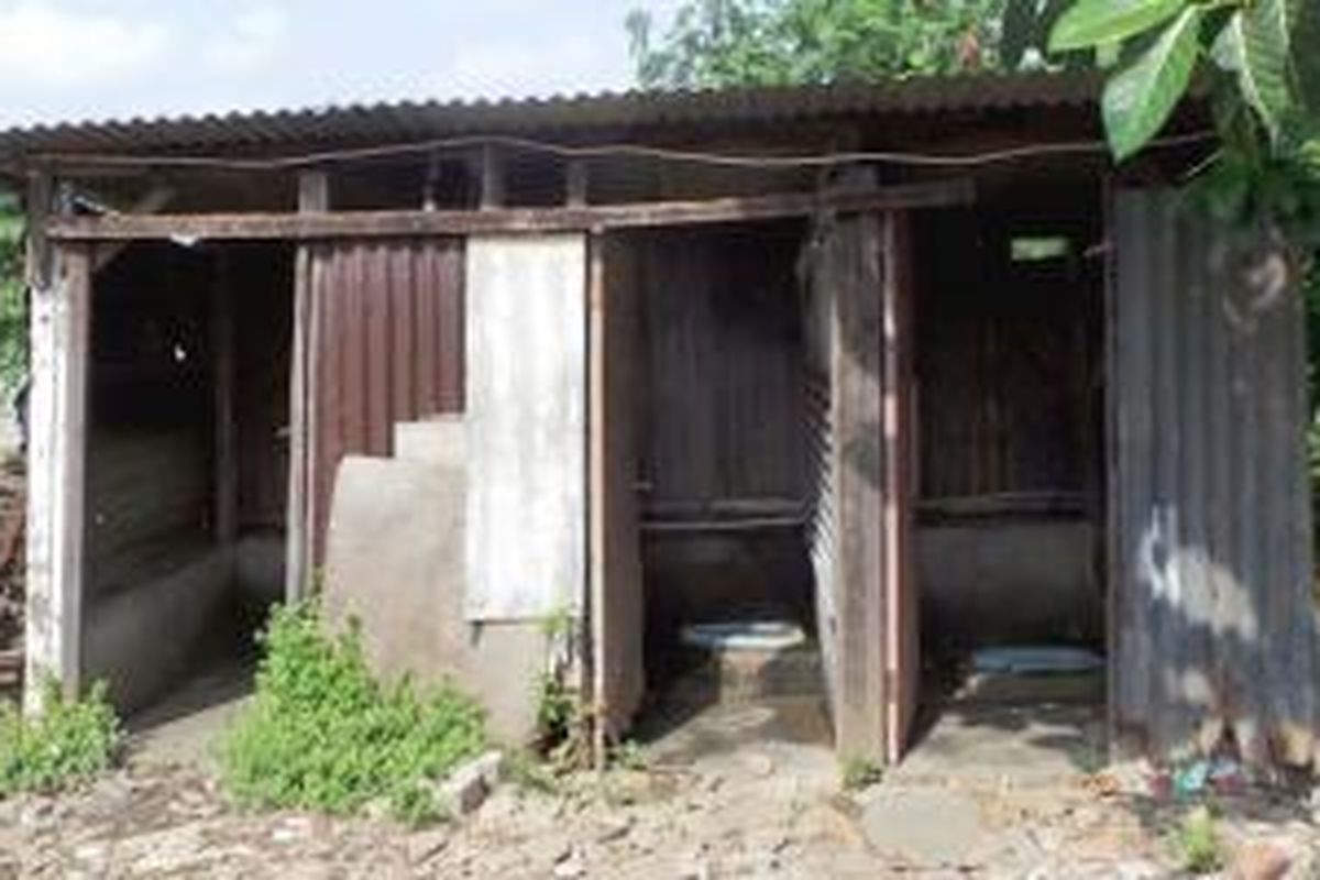 Toilet umum di tepi Sungai Ciliwung, di RT 11/RW 05, Kelurahan Cawang, Kecamatan Kramat Jati, Jakarta Timur. Kotoran manusia dari toilet ini dibuang langsung ke Sungai Ciliwung.