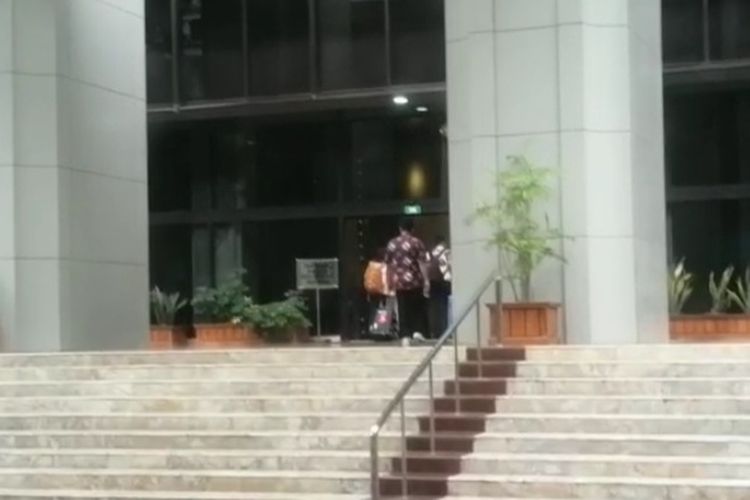 Sejumlah orang berseragam KPK diduga penyidik mendatangi gedung Mahkamah Agung (MA), Jakarta, Jumat (23/9/2022).