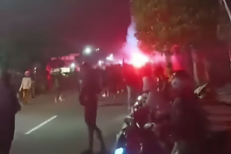 Tangkapan layar rekaman video bentrokan antara oknum suporter Arema FC dan Persik Kediri di perbatasan Malang-Kediri, Senin (16/12/2024).