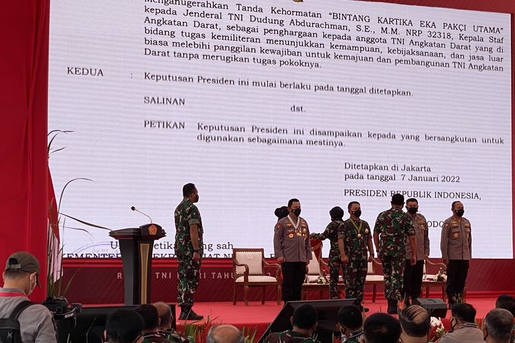 Kapolri Jenderal Listyo Sigit Prabowo disematkan empat tanda kehormatan dari TNI berupa Bintang Kartika Eka Pakci Utama, Bintang Jalasena Utama, Bintang Swa Bhuwana Paksa Utama dan Bintang Yudha Dharma Pratama.