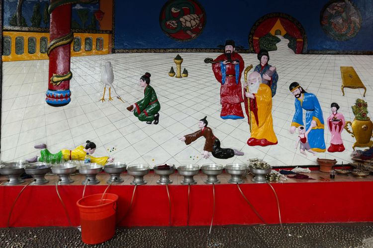 Warga keturunan Tionghoa membersihkan rupang atau patung dewa-dewi dan areal klenteng di Klenteng Hian Thian Siang Tee Bio, Palmerah, Rabu (26/1/2022). Ritual bersih-bersih rupang dilakukan seminggu menjelang perayaan Imlek.
