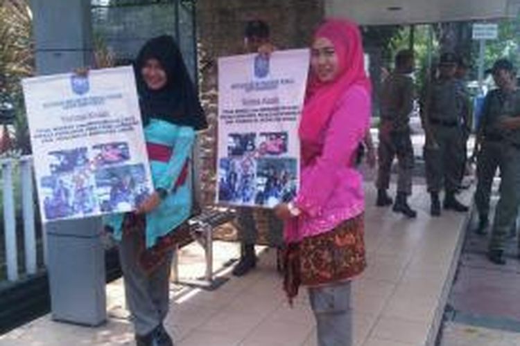 Satpol PP perempuan sosialisasi Perda ketertiban angkutan umum.
 