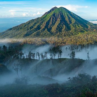 Gunung Raung, Banyuwangi DOK. Shutterstock/Simona Weber
