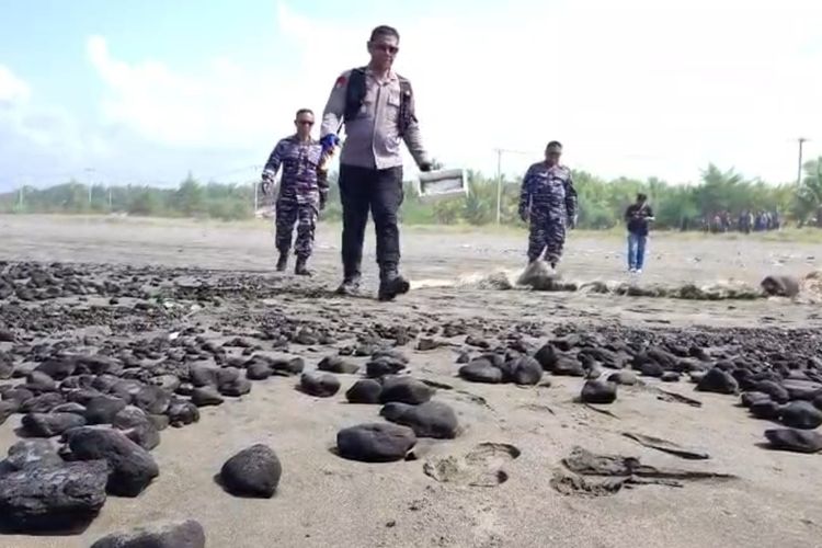 Tongkang Batu Bara Bocor di Perairan Pangandaran, Ancam Habitat Penyu yang Sedang Musim Bertelur