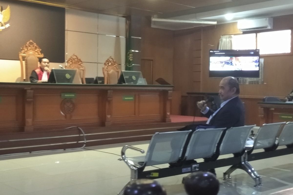 Ahli pidana, Prof Suhandi Cahaya saat menjadi saksi ahli yang dihadirkan oleh tim kuasa hukum Pegi Setiawan dalam sidang gugatan praperadilan di Pengadilan Negeri Bandung Kelas IA, Rabu (3/7/2024).