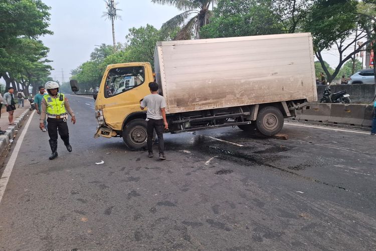 Truk Ekspedisi Terguling di Daan Mogot Jakbar, Damkar Bersihkan Tumpahan Oli dan Solar
