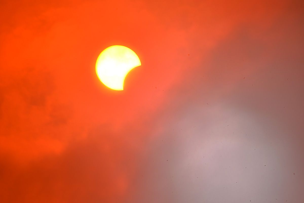 Fenomena gerhana matahari sebagian terpantau dari Manado, Suawesi Utara, Minggu (21/6/2020). Gerhana Matahari Sebagian (partial) ini teramati mulai pukul 15.28 WITA, dan puncak gerhana teradi pada pukul 16.32 WITA , berakhir pada pukul 17.28 WITA dengan tingkat ketertutupan (magnitudo) 42.7 persen dan total durasi waktu kurang lebih dua jam.