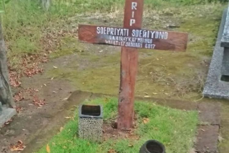 Nisan kayu makam Soepriyati Soegiyono, istri pahlawan revolusi Kolonel Anumerta Sugiyono, dalam kondisi hangus sebagian, Sabtu (6/4/2019). Total ada delapan nisan yang dirusak atau hangus sebagian di lokasi makam RS Bethesda di Sleman, Yogyakarta.  