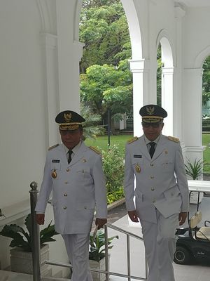 Gubernur dan Wakil Gubernur Aceh, Irwandi Yusuf dan Nova Iriansyah di Istana Merdeka, Jakarta, Selasa (11/7/2017).