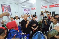 Dapat Golok Ciomas dari Relawan di Banten, Ganjar: Ini Lambang Kekuatan, Bukan Kekerasan
