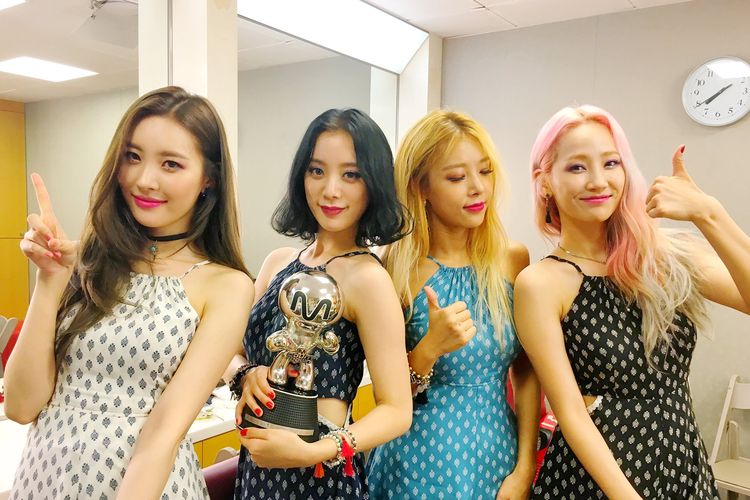 Wonder Girls meraih piala atas kemenangannya dalam promosi singel Why So Lonely.