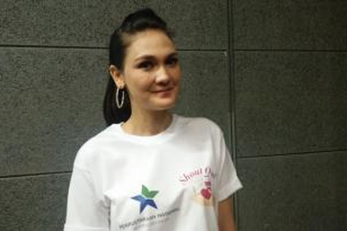 Luna Maya diabadikan usai konferensi pers Shout Out mendukung Hari Gerakan Membaca Nasional di Perputakaan Nasional RI, Jakarta Pusat, Sabtu (14/11/2015).