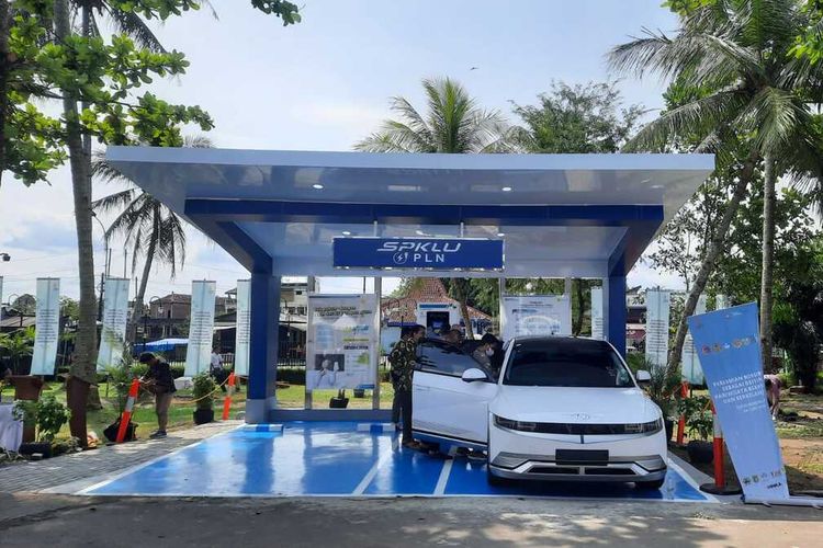 Stasiun Pengisian Kendaraan Listrik Umum (SPKLU) di area gerbang masuk pintu 3 Taman Wisata Candi Borobudur, Magelang, Jawa Tengah, Sabtu (4/6/2022)