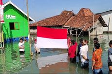 Di Tanah Merdeka, Warga Timbulsloko Demak Upacara Bendera dalam Kepungan Banjir Rob