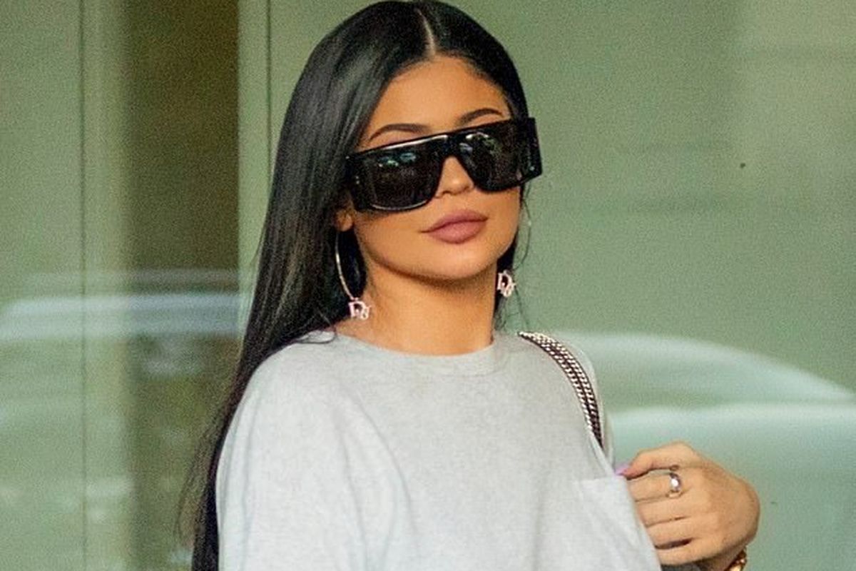 Kylie Jenner, salah satu angota klan Kardashian, yang penampilannya selalu menjadi sorotan, di mana pun dia berada. 