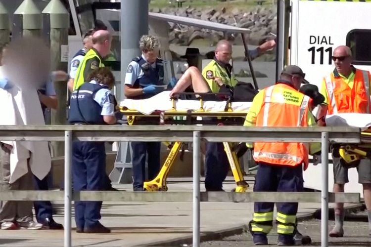 Seorang korban luka dibawa oleh tim paramedis ke ambulans setelah gunung meletus terjadi di Whaakari, atau Pulau Putih di Selandia Baru pada 9 Desember 2019.
