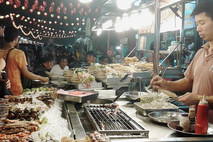 Aneka hidangan boga bahari (seafood) segar tersuguh di kawasan wisata kuliner malam di Jalan Alor, Bukit Bintang, Kuala Lumpur, Malaysia.