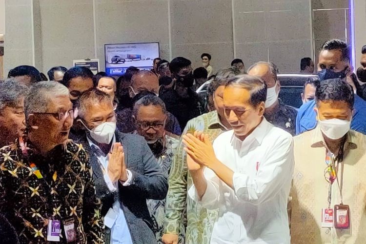 Presiden RI Joko Widodo saat berkeliling di pameran IIMS 2023, di JIExpo, Kemayoran, Jakarta Pusat, Kamis (16/2/2023).