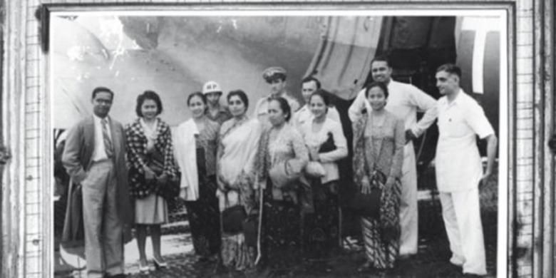 Delegasi perempuan Indonesia ke All Indian Women Congress di Madras India tahun 1947. Dari kiri ke kanan: seorang lelaki, Ny. Herawati Diah, Utami Suryadarma, seorang perempuan wakil parlemen India, Ny. Sunaryo Mangunpuspito, Ny. Utari Tamsil, Ny. dr. Sulianti Saroso dan Mr. Bidu Patnaik.Foto ini koleksi pribadi Ibu Herawati Diah, dalam Kembara Tiada Berakhir. 